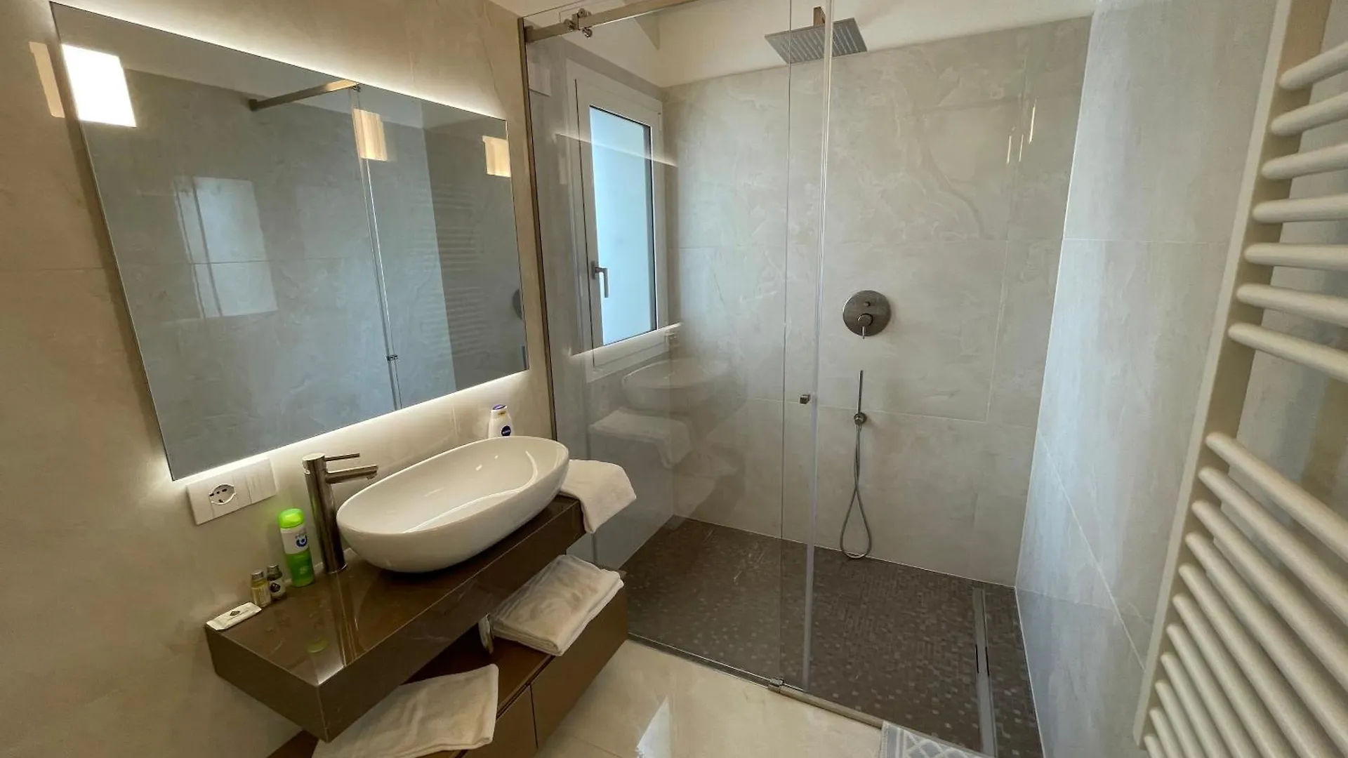 カオルレHaus Margarete - Attico Infinity Vista Mare Con Jacuzzi - Agenzia Cocalアパートメント