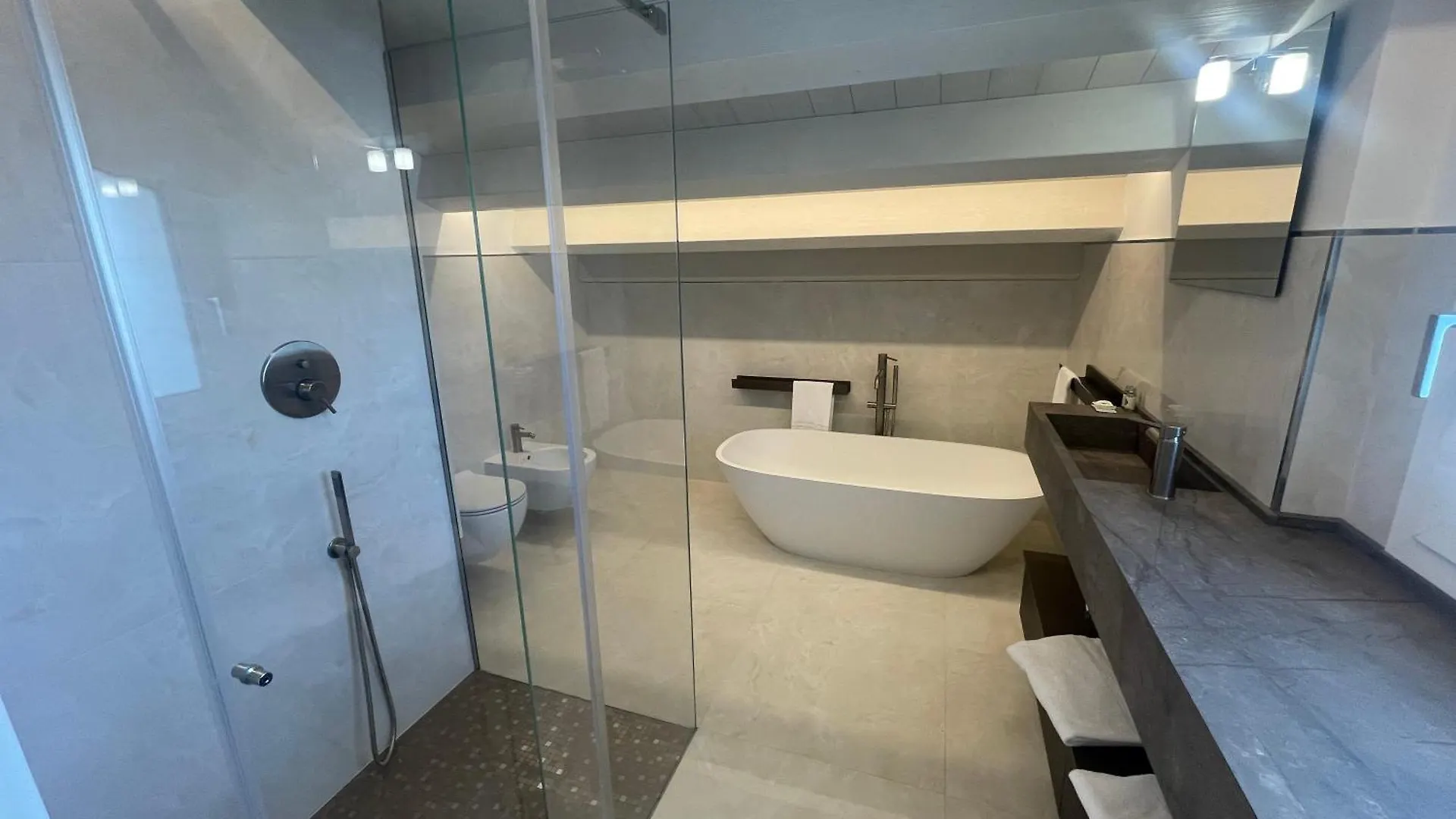 カオルレHaus Margarete - Attico Infinity Vista Mare Con Jacuzzi - Agenzia Cocalアパートメント 0*, カオルレ イタリア
