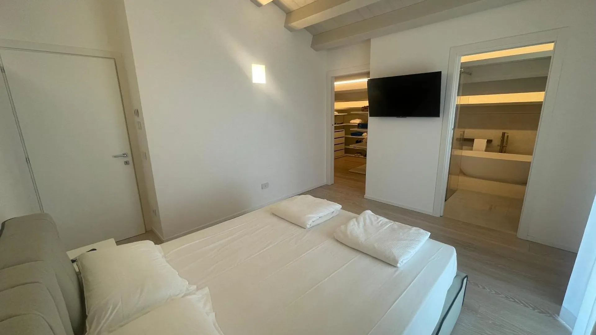 カオルレHaus Margarete - Attico Infinity Vista Mare Con Jacuzzi - Agenzia Cocalアパートメント アパート