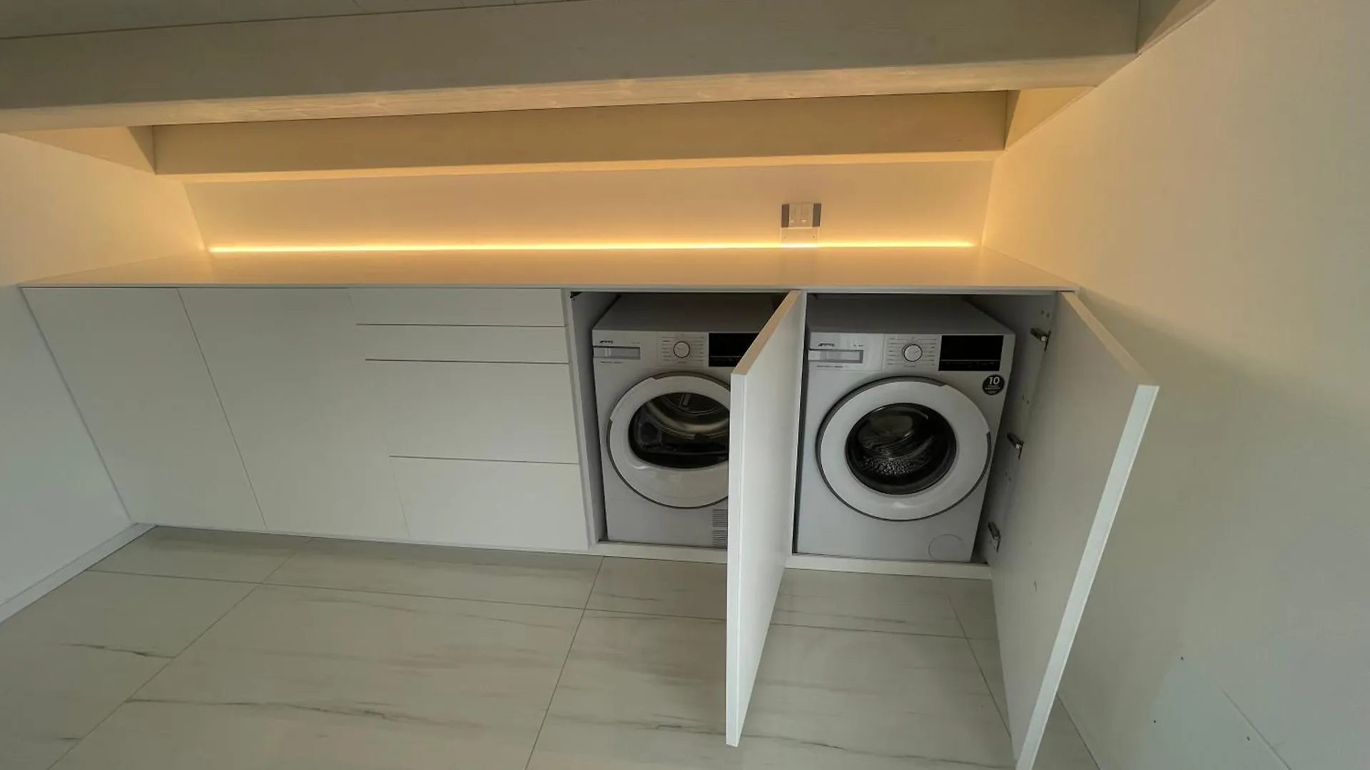 カオルレHaus Margarete - Attico Infinity Vista Mare Con Jacuzzi - Agenzia Cocalアパートメント アパート カオルレ