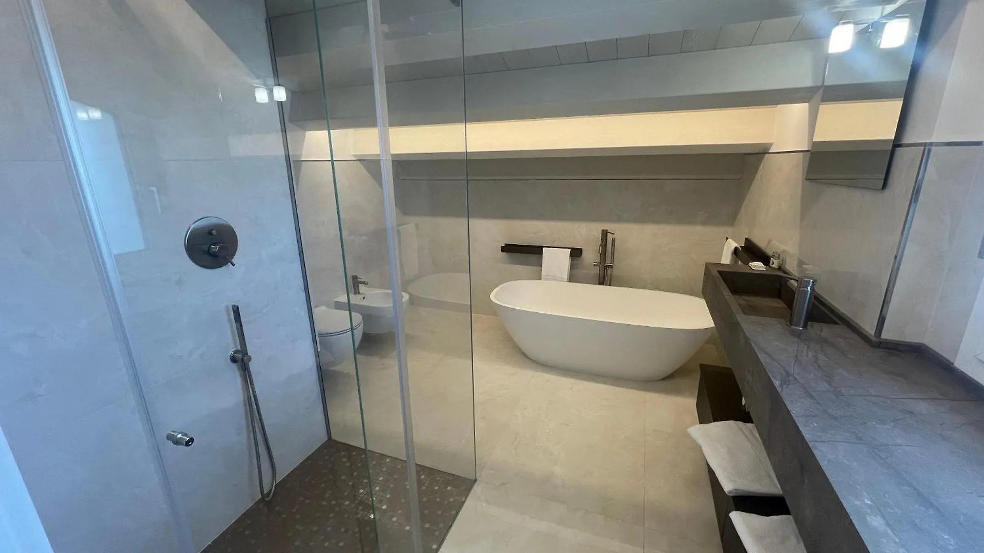 カオルレHaus Margarete - Attico Infinity Vista Mare Con Jacuzzi - Agenzia Cocalアパートメント アパート カオルレ