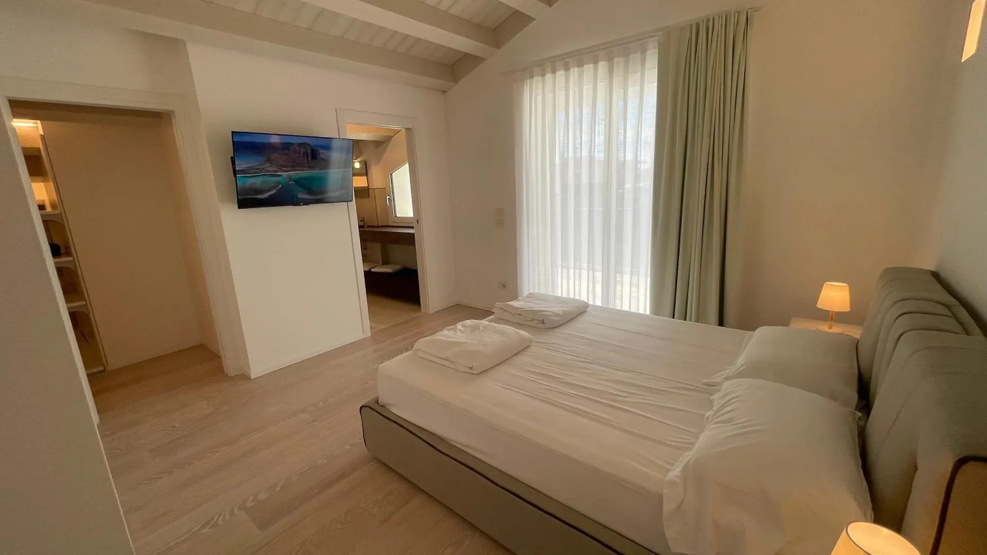カオルレHaus Margarete - Attico Infinity Vista Mare Con Jacuzzi - Agenzia Cocalアパートメント 0*, カオルレ