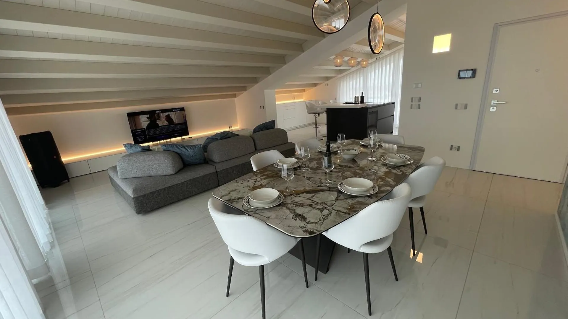 カオルレHaus Margarete - Attico Infinity Vista Mare Con Jacuzzi - Agenzia Cocalアパートメント