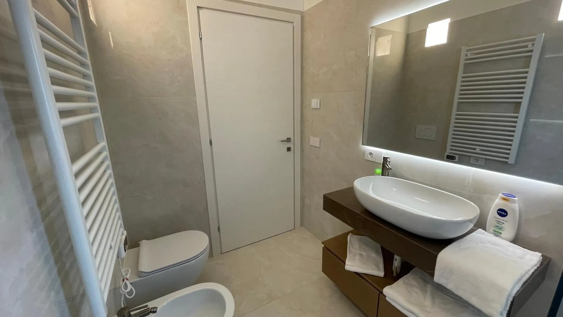 カオルレHaus Margarete - Attico Infinity Vista Mare Con Jacuzzi - Agenzia Cocalアパートメント カオルレ