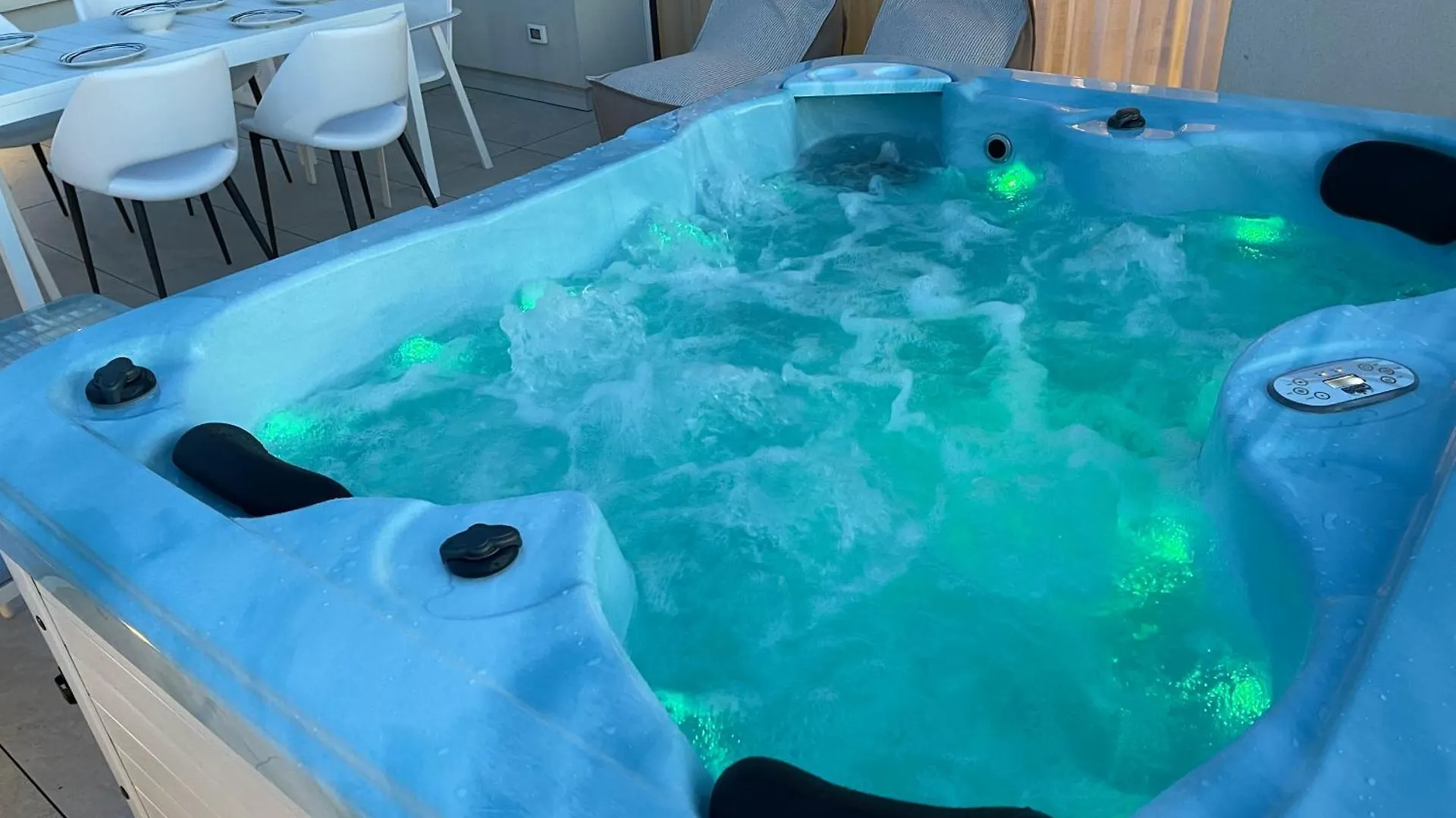 カオルレHaus Margarete - Attico Infinity Vista Mare Con Jacuzzi - Agenzia Cocalアパートメント アパート
