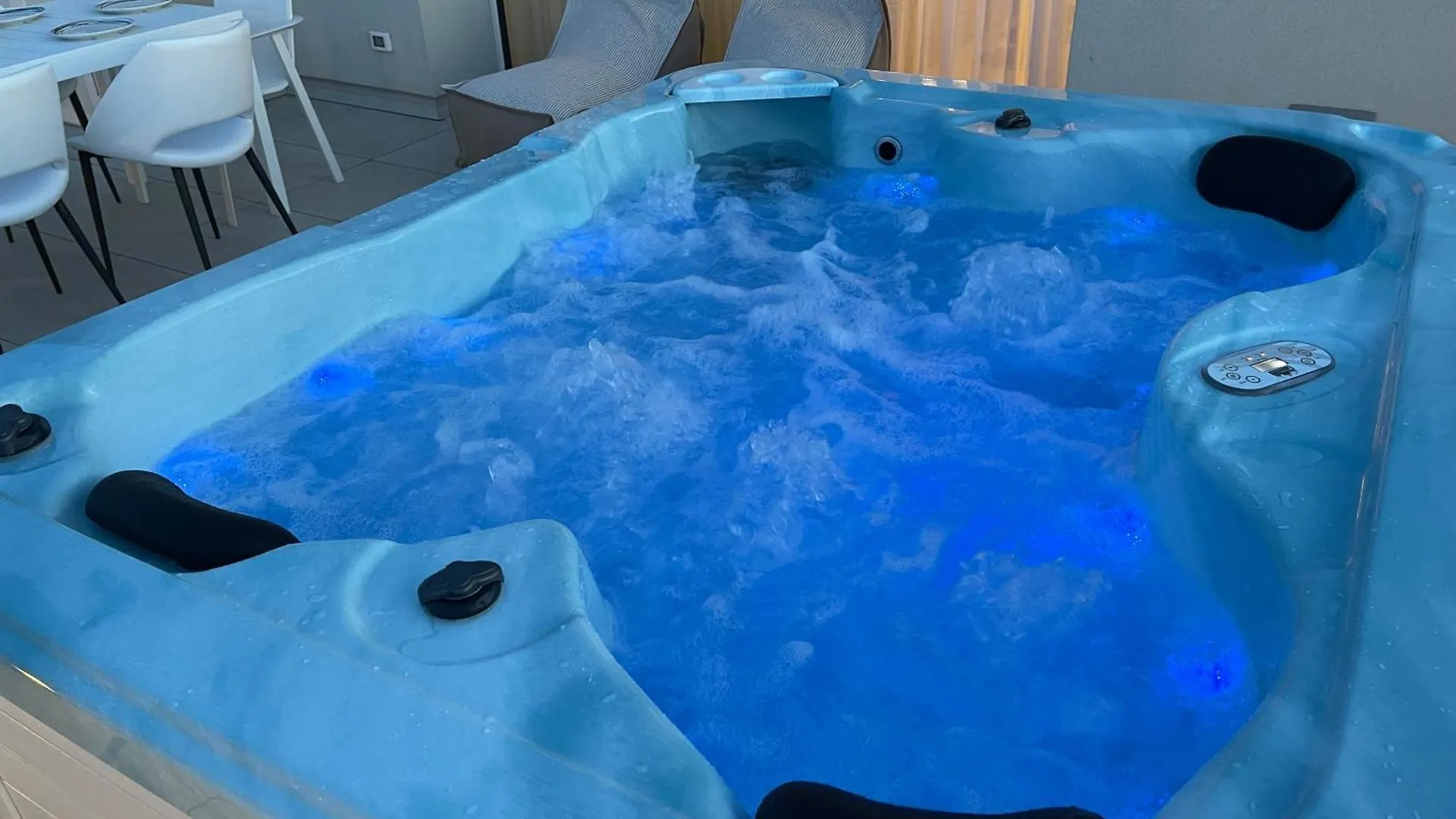 カオルレHaus Margarete - Attico Infinity Vista Mare Con Jacuzzi - Agenzia Cocalアパートメント 0*, カオルレ